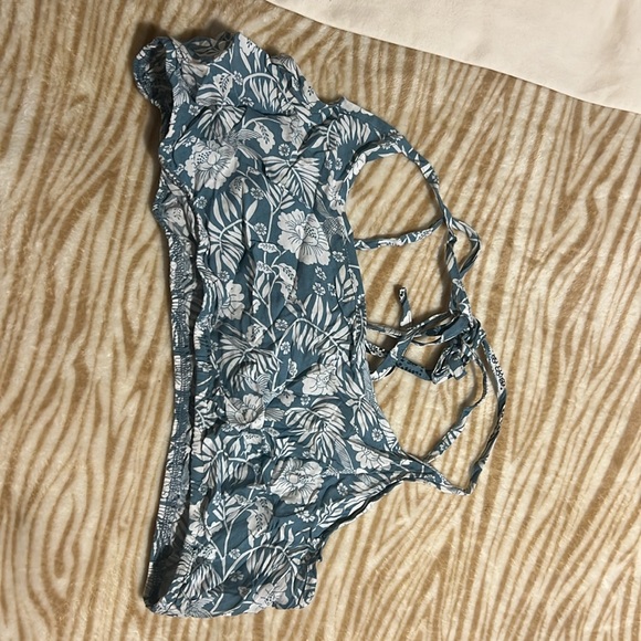 Tops - Picture 4 of 6